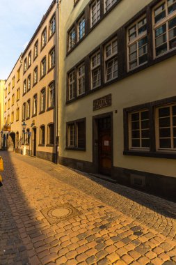 Amsterdam, Hollanda - 21 Nisan 2017: Dar sokakların görünümü.