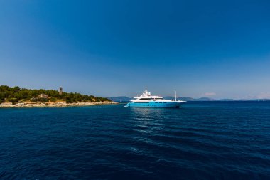 Kefalonia, Yunanistan - 11 Temmuz 2017: Fiskardo Körfezi'nde denizde tekne.