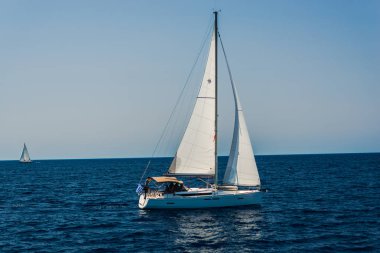 mavi deniz su ve mavi gökyüzü yelkenliler 