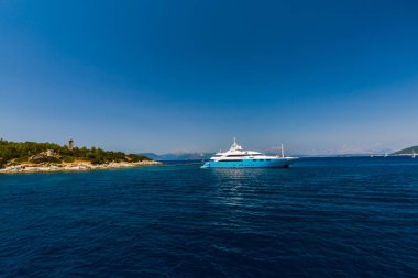 Kefalonia, Yunanistan - 11 Temmuz 2017: Fiskardo Körfezi'nde denizde tekne.