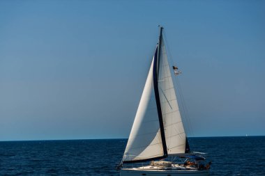 Kefalonia, Yunanistan - 11 Temmuz 2017: Fiskardo Körfezi'nde denizde tekne.