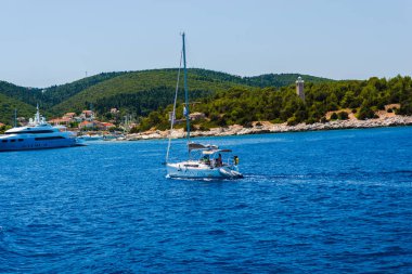 Kefalonia, Yunanistan - 11 Temmuz 2017: Fiskardo Körfezi'nde denizde tekneler.