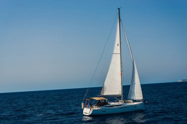 mavi deniz su ve mavi gökyüzü Yelkenli tekne 