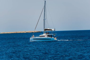 Kefalonia, Yunanistan - 11 Temmuz 2017: Fiskardo Körfezi'nde denizde tekne.