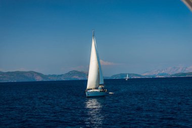 zemin üzerine mavi okyanus su ve dağlar Yelkenli tekne 