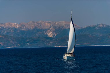 zemin üzerine mavi okyanus su ve dağlar Yelkenli tekne 