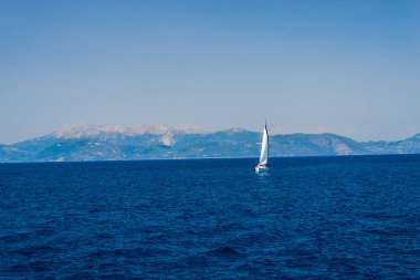 zemin üzerine mavi okyanus su ve dağlar Yelkenli tekne 
