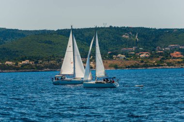 Regatta Yelkenli tekneler içinde mavi deniz su ve mavi gökyüzü 
