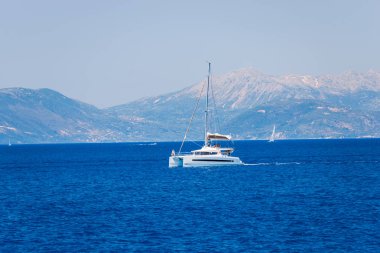 Kefalonia, Yunanistan - 11 Temmuz 2017: Fiskardo Körfezi'nde denizde tekne.