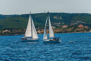 Regatta Yelkenli tekneler içinde mavi deniz su ve mavi gökyüzü 