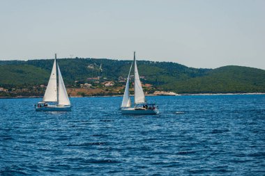 Regatta Yelkenli tekneler içinde mavi deniz su ve mavi gökyüzü 