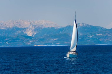 yelken mavi okyanus su ve dağlar zemin üzerine mavi yolculuk 