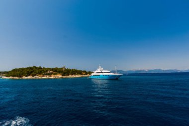 Kefalonia, Yunanistan - 11 Temmuz 2017: Fiskardo Körfezi'nde denizde tekne.