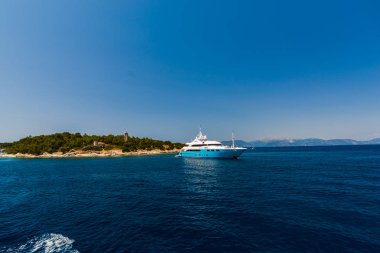 Kefalonia, Yunanistan - 11 Temmuz 2017: Fiskardo Körfezi'nde denizde tekne.