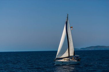 Kefalonia, Yunanistan - 11 Temmuz 2017: Fiskardo Körfezi'nde denizde tekne.