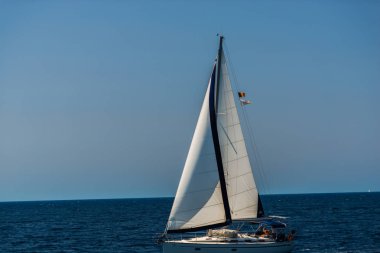 Kefalonia, Yunanistan - 11 Temmuz 2017: Fiskardo Körfezi'nde denizde tekne.