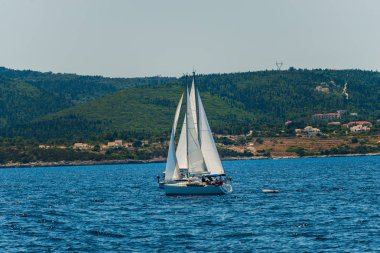 mavi deniz suyu, ada manzara arka plan üzerinde yelken tekne 