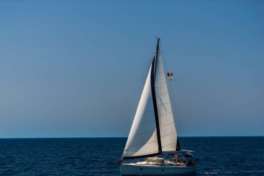 Kefalonia, Yunanistan - 11 Temmuz 2017: Fiskardo Körfezi'nde denizde tekne.