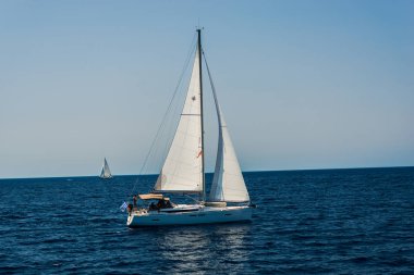 mavi deniz su ve mavi gökyüzü yelkenliler 