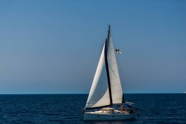 Kefalonia, Yunanistan - 11 Temmuz 2017: Fiskardo Körfezi'nde denizde tekne.