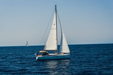 mavi deniz su ve mavi gökyüzü yelkenliler 