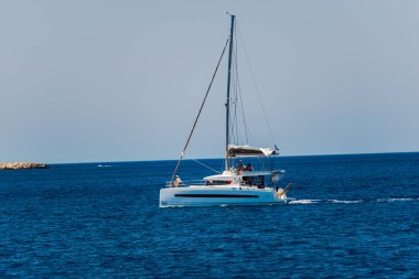 mavi deniz su ve mavi gökyüzü Yelkenli tekne 