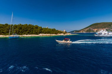 Kefalonia, Yunanistan - 11 Temmuz 2017: Fiskardo Körfezi'nde denizde tekneler.
