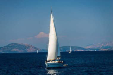 zemin üzerine mavi deniz su ve mavi gökyüzü ve ada Dağları'nda Yelkenli tekneler  