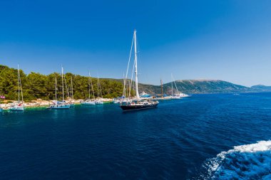Kefalonia, Yunanistan - 11 Temmuz 2017: Fiskardo Körfezi'nde denizde tekneler.