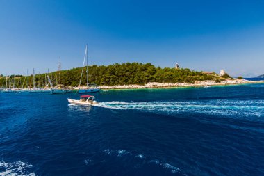 Kefalonia, Yunanistan - 11 Temmuz 2017: Fiskardo Körfezi'nde denizde tekneler.