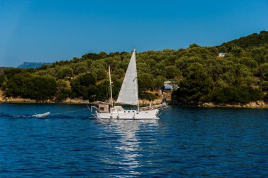 Kefalonia, Yunanistan - 11 Temmuz 2017: Fiskardo Körfezi'nde denizde tekne.