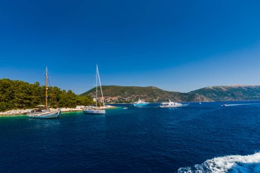 Kefalonia, Yunanistan - 11 Temmuz 2017: Fiskardo Körfezi'nde denizde tekneler.