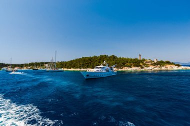Kefalonia, Yunanistan - 11 Temmuz 2017: Fiskardo Körfezi'nde denizde tekneler.