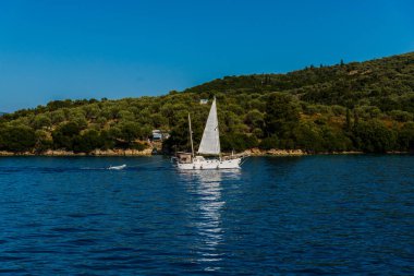 Kefalonia, Yunanistan - 11 Temmuz 2017: Fiskardo Körfezi'nde denizde tekne.