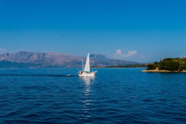 Kefalonia, Yunanistan - 11 Temmuz 2017: Fiskardo Körfezi'nde denizde tekne.
