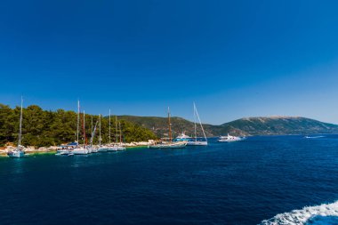 Kefalonia, Yunanistan - 11 Temmuz 2017: Fiskardo Körfezi'nde denizde tekneler.