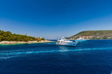 Kefalonia, Yunanistan - 11 Temmuz 2017: Fiskardo Körfezi'nde denizde tekneler.