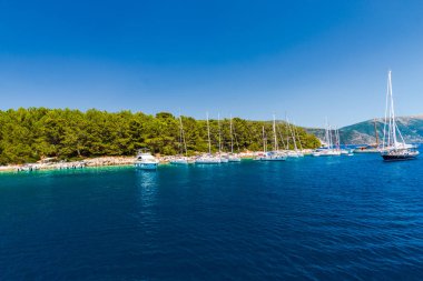 Kefalonia, Yunanistan - 11 Temmuz 2017: Fiskardo Körfezi'nde denizde tekneler.
