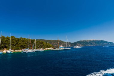 Kefalonia, Yunanistan - 11 Temmuz 2017: Fiskardo Körfezi'nde denizde tekneler.