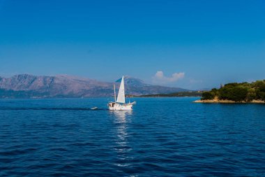 Kefalonia, Yunanistan - 11 Temmuz 2017: Fiskardo Körfezi'nde denizde tekne.