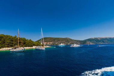 Kefalonia, Yunanistan - 11 Temmuz 2017: Fiskardo Körfezi'nde denizde tekneler.