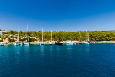 Kefalonia, Yunanistan - 11 Temmuz 2017: Fiskardo Körfezi'nde denizde tekneler.