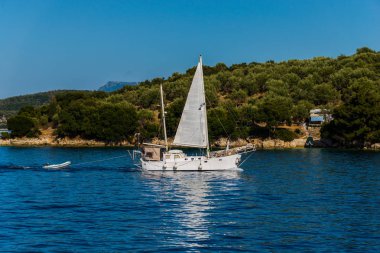 Kefalonia, Yunanistan - 11 Temmuz 2017: Fiskardo Körfezi'nde denizde tekne.