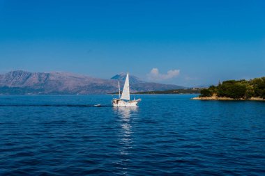 Kefalonia, Yunanistan - 11 Temmuz 2017: Fiskardo Körfezi'nde denizde tekne.
