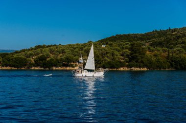 Kefalonia, Yunanistan - 11 Temmuz 2017: Fiskardo Körfezi'nde denizde tekne.
