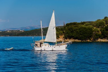 Kefalonia, Yunanistan - 11 Temmuz 2017: Fiskardo Körfezi'nde denizde tekne.