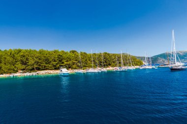 Kefalonia, Yunanistan - 11 Temmuz 2017: Fiskardo Körfezi'nde denizde tekneler.