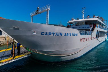 Kefalonia, Yunanistan - 11 Temmuz 2017: Fiskardo Körfezi'nde denizde tekneler.