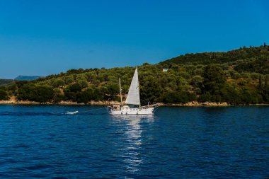 Kefalonia, Yunanistan - 11 Temmuz 2017: Fiskardo Körfezi'nde denizde tekne.