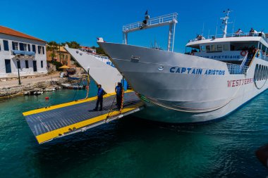 Kefalonia, Yunanistan - 11 Temmuz 2017: Fiskardo Körfezi'nde denizde tekneler.